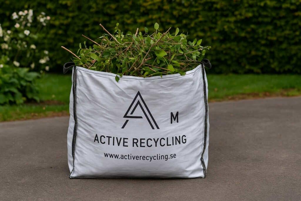 Byggsäck fylld med trädgårdsavfall som grenar och löv – Active Recycling
