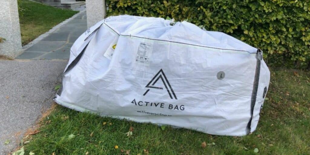 Fylld byggsäck från Active Recycling uppställd för upphämtning vid villa