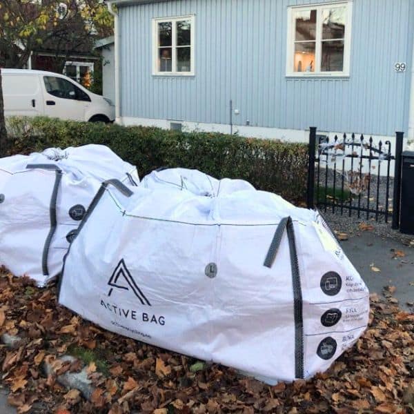 Två fyllda byggsäckar från Active Recycling placerade vid vägkanten redo för hämtning