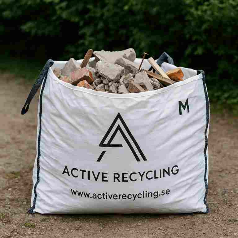Fylld byggsäck med byggavfall från Active Recycling – redo för hämtning enligt instruktion