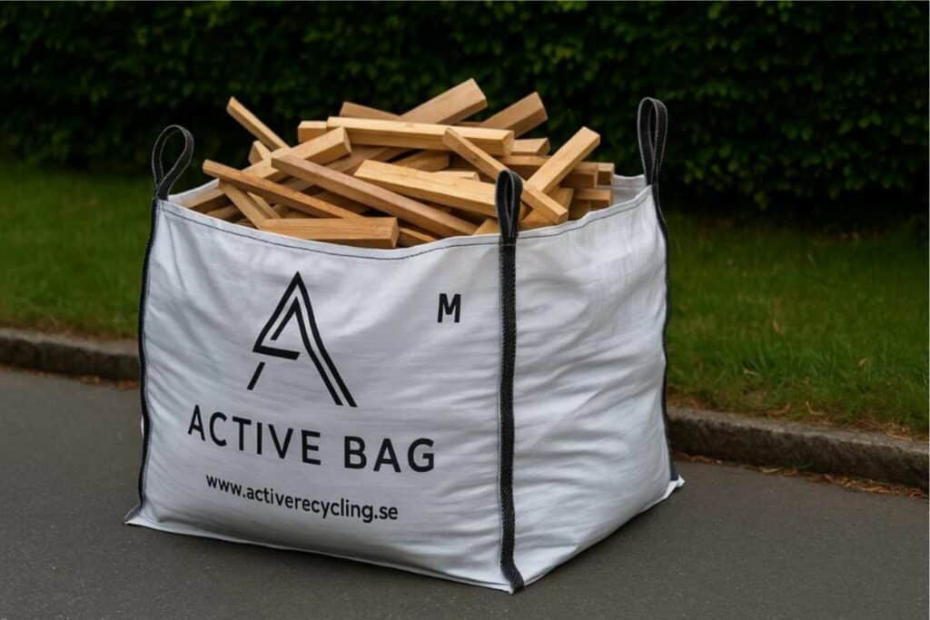 Byggsäck för träavfall fylld med reglar, brädor och träspill från renovering