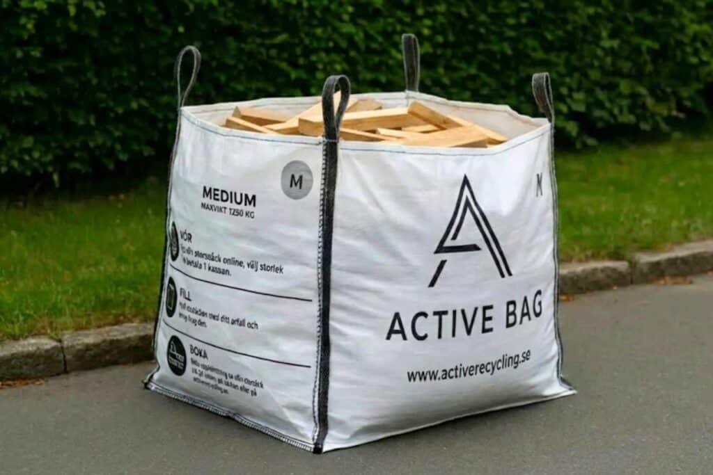 Byggsäck för träavfall fylld med reglar, brädor och träspill från renovering