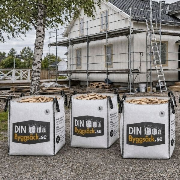 Byggsäckar från DinByggsack.se vid en villa – en del av Active Recyclings helhetslösning för avfallshantering